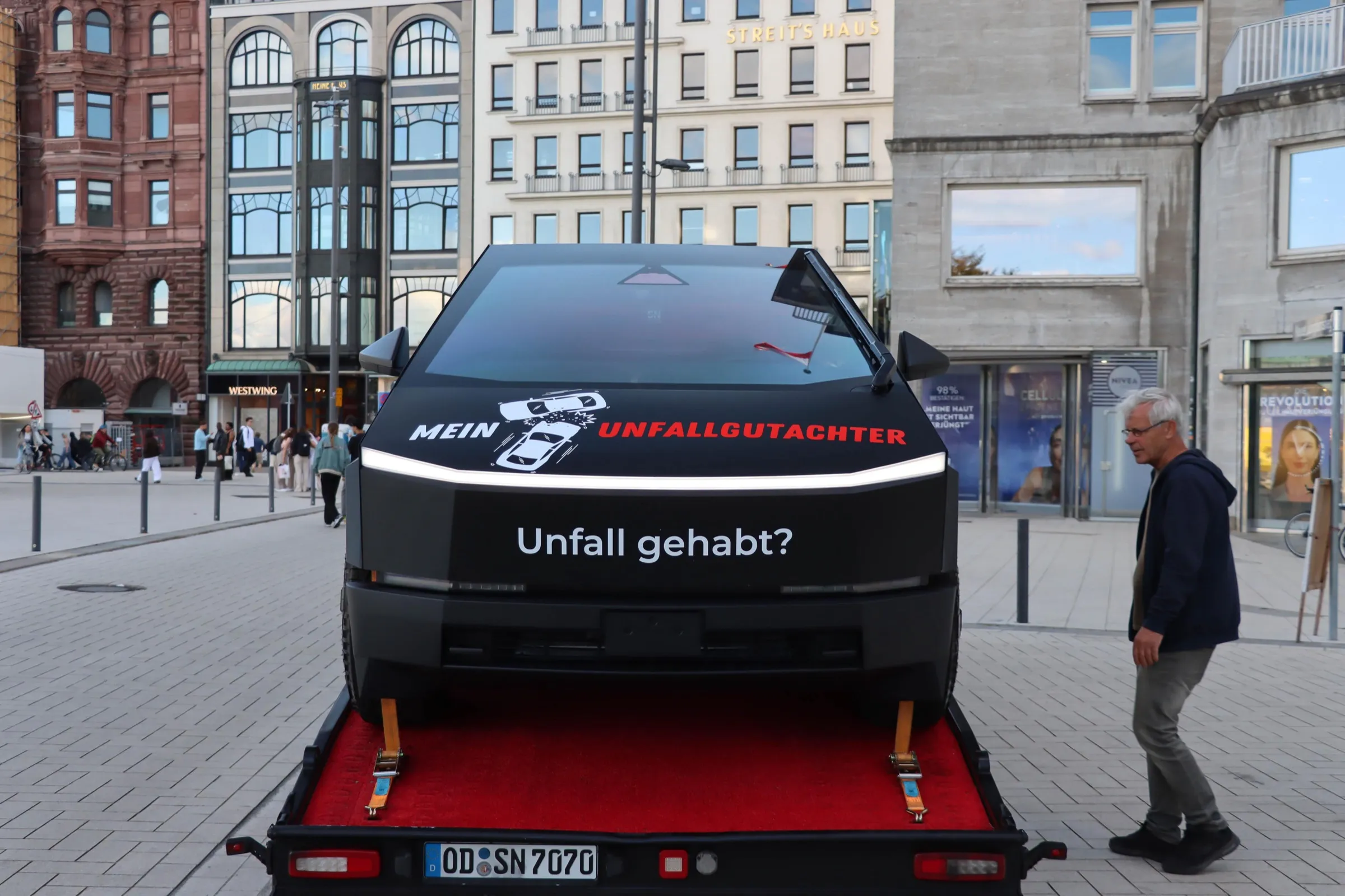 Der beschriftete Mein-Unfallgutachter-Cybertruck mit dem Schriftzug „Unfall gehabt?“ in der Hamburger Innenstadt